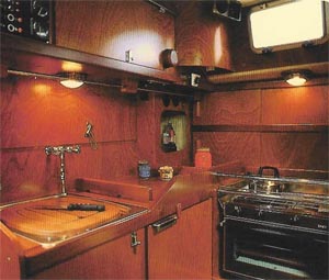 Küche mit grosser Spüle und Kühlschrank (leider nicht mehr die original Frigoboat)